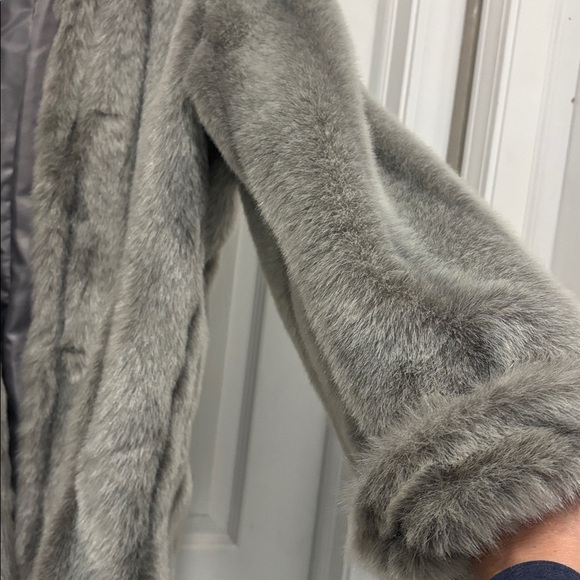 Dennis Basso Luxurious Silver Gray Faux Fur Coat Size Large L - Picture 6 of 16